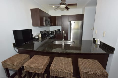 Coffee/tea facilities, Kitchen or kitchenette, Dining area