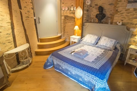 Bed, Photo of the whole room, Decorative detail, Bedroom, internet, pet friendly, towels