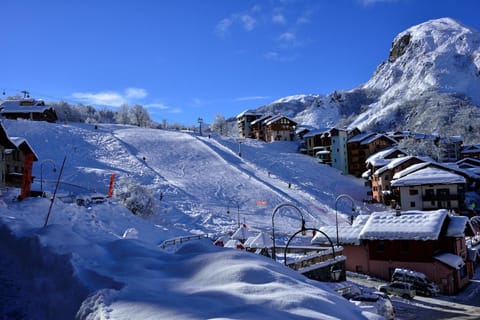 Nearby landmark, Ski School, Skiing, Sports