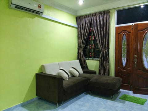 Homestay Izzahrah Arau UNIFI, Fully Aircond House in Kedah