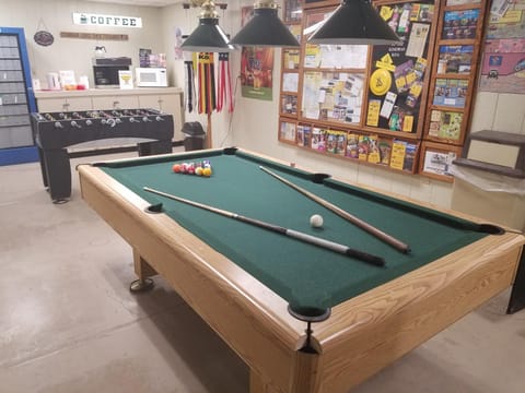 Billiard, Game Room