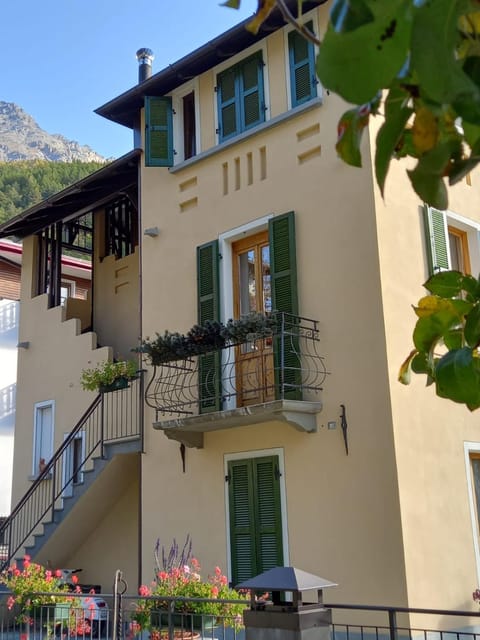 Property building, Day, Natural landscape, View (from property/room), Balcony/Terrace, Mountain view