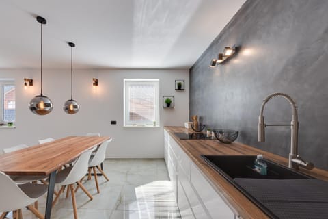 Dining area, kitchen