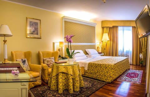 Bed, TV and multimedia, Photo of the whole room, Seating area, Bedroom, towels