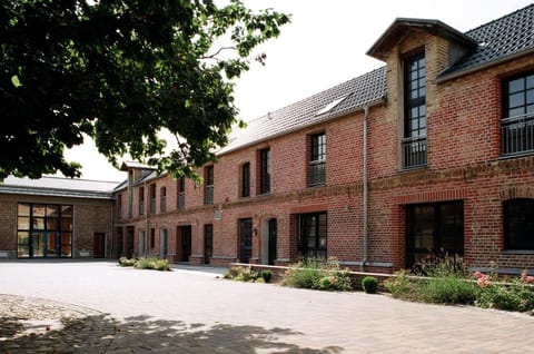 Property building, Patio, Facade/entrance, Day