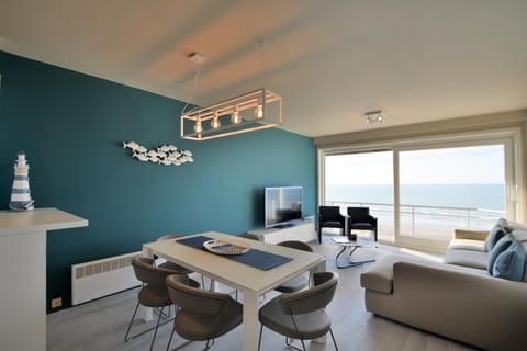 Photo of the whole room, Sea view