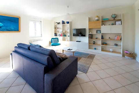 Library, Photo of the whole room