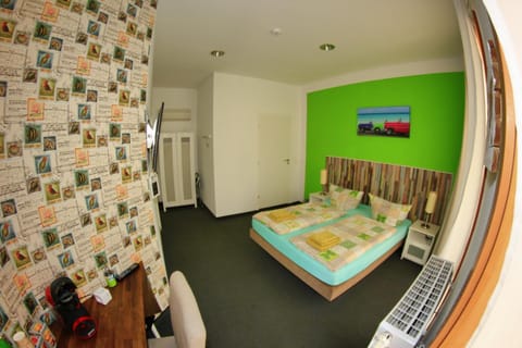 Bed, Coffee/tea facilities, Photo of the whole room, Bedroom, Street view