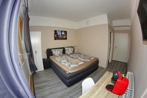 Bed, Coffee/tea facilities, Photo of the whole room, Bedroom