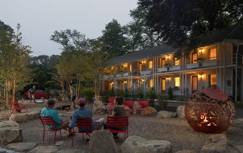 Treehouse Lodge Auberge in Woods Hole