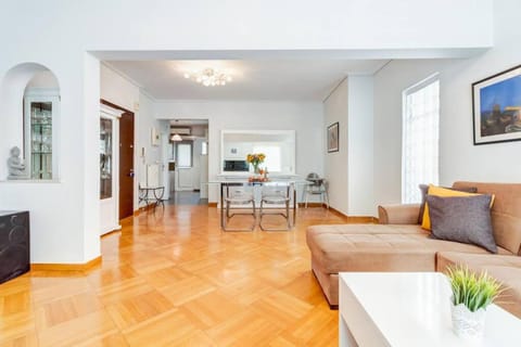 one block from the sea 10'minutes from acropolis Apartment in South Athens