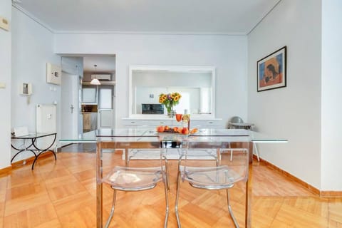 one block from the sea 10'minutes from acropolis Apartment in South Athens