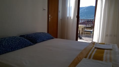 Studio Rade Bed and Breakfast in Stari Grad