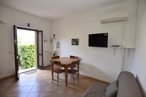 TV and multimedia, Kitchen or kitchenette, Living room, air conditioner