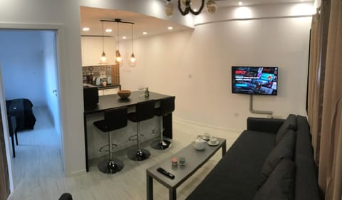 TV and multimedia, Kitchen or kitchenette, Living room, Seating area, Dining area