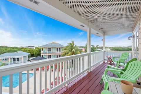 View (from property/room), Balcony/Terrace, Pool view, sunbed