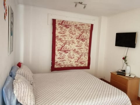 Bed, TV and multimedia, Bedroom