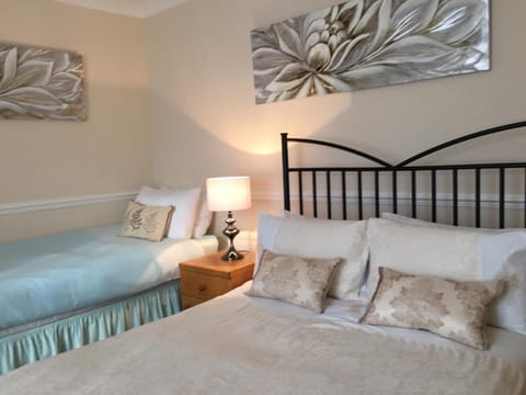 CARIS Guest House Bed and Breakfast in Southend-on-Sea