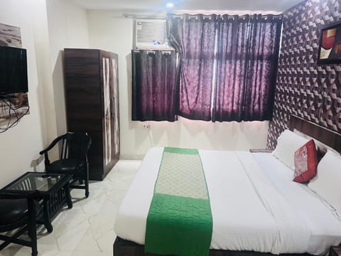 Communal lounge/ TV room, Bed, TV and multimedia, Living room, Photo of the whole room, Seating area, Evening entertainment, Bedroom, wardrobe, air conditioner