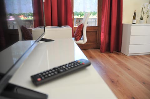 TV and multimedia, Balcony/Terrace, Seating area, Bedroom