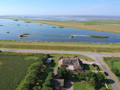 Property building, Nearby landmark, Neighbourhood, Natural landscape, Bird's eye view, Garden view, Lake view, Sea view, Facility for disabled guests