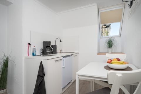 Coffee/tea facilities, Kitchen or kitchenette, Living room, Photo of the whole room, Seating area, Dining area, Bedroom, stove, towels, kitchen