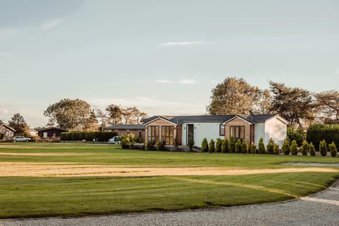 Property building, Patio, Facade/entrance, Garden, Garden view