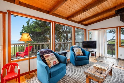 Shoreline Cottage Oceanfront Vacation Rental Casa in Cape Meares