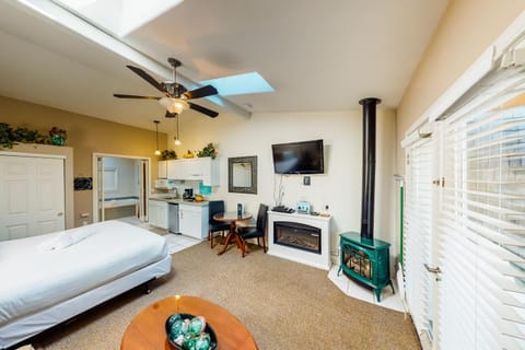 Sandals Inn | Spa Suite & Oceanside Cabana Casa in Cannon Beach