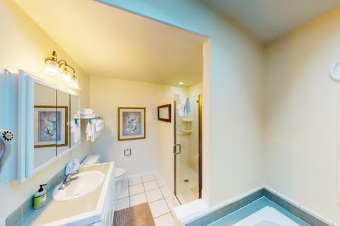 Sandals Inn | Spa Suite & Oceanside Cabana Casa in Cannon Beach