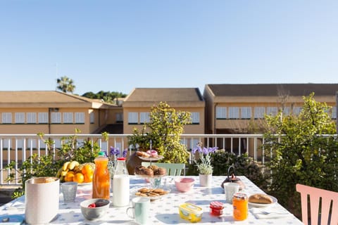 Patio, Facade/entrance, Balcony/Terrace, Food and drinks