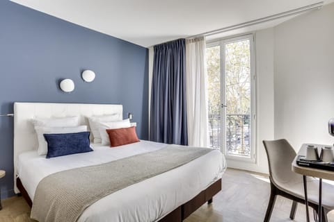 Photo of the whole room, Bedroom, Street view