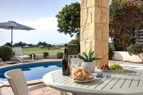 2 bedroom Villa Kornos with private pool and golf views, Aphrodite Hills Resort Moradia in Kouklia