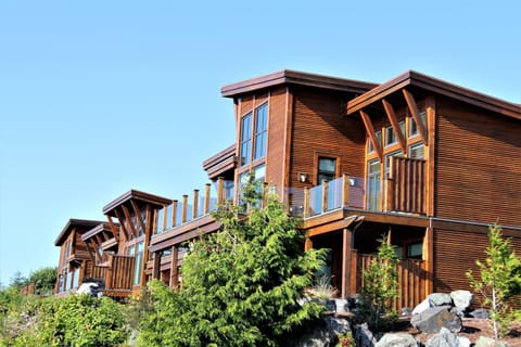Large & Luxurious Oceanview Villa - Pacific Rim Retreat Condo in Ucluelet