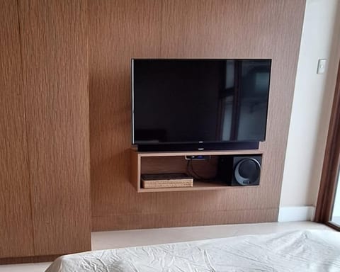 TV and multimedia, Entertainment, wardrobe