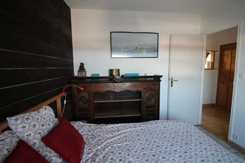 Property building, Bed, Photo of the whole room