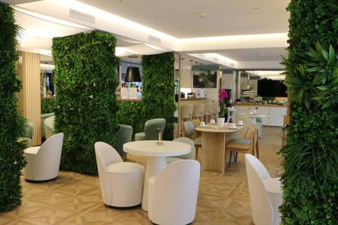 Seating area, Breakfast