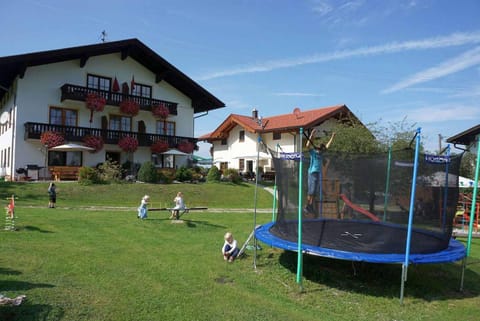 Cafe Wastelbauerhof - Urlaub auf dem Bauernhof Farm Stay in Grassau