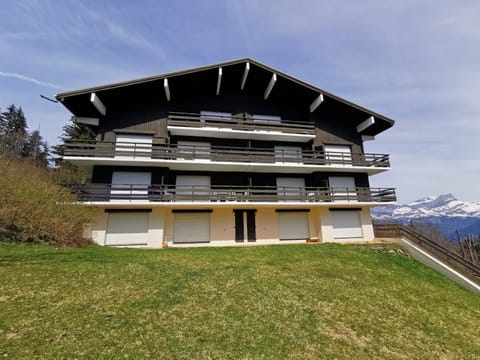 Property building, Natural landscape, Mountain view