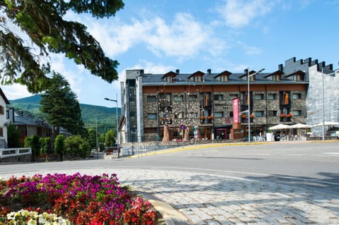 Property building, Facade/entrance, Bird's eye view