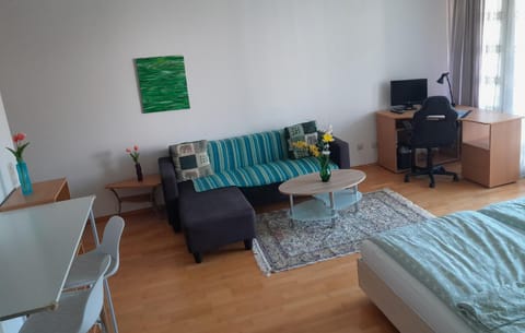 Serviced Apartment with Sunny Balcony Wohnung in Vienna