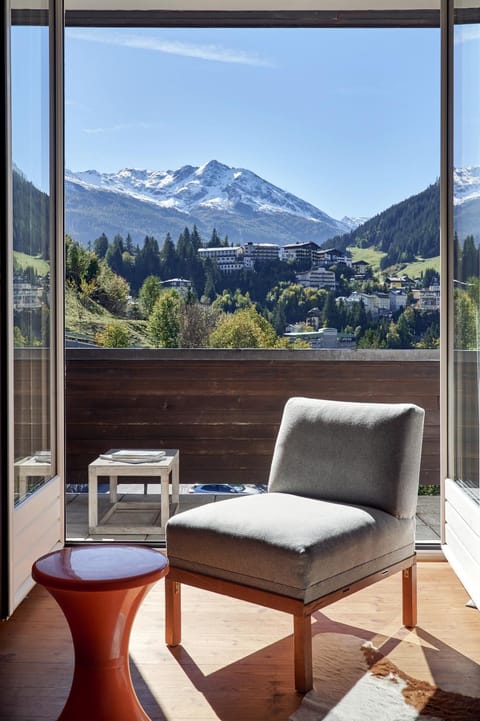 View (from property/room), Balcony/Terrace, Photo of the whole room, Seating area, Mountain view