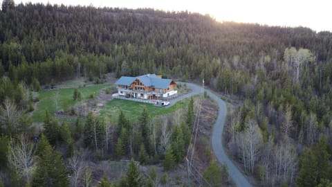 Little Black Bear Lodge/B&B Alojamiento y desayuno in British Columbia