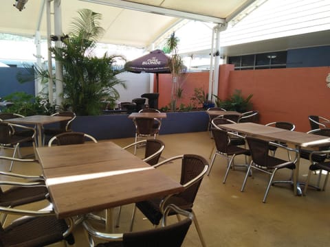 Restaurant/places to eat, On site, Garden view, Lunch, Dinner, Alcoholic drinks, Non alcoholic drinks, Family