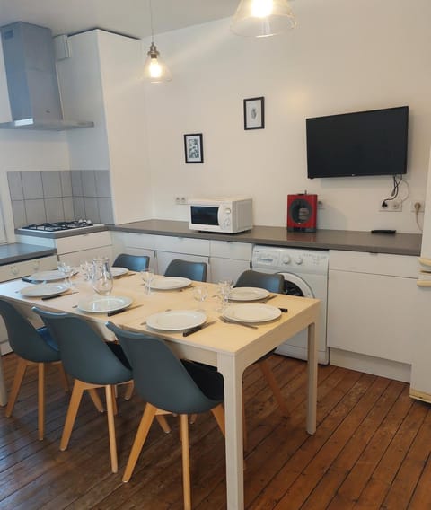 Les Belles Terrasses Dieppe ,3 appartements , LE VEGETAL de 1 à 8 personnes , LE TROPICAL de 1 à 6 personnes , LE FLORAL avec TERRASSE de 1 à 3 personnes , quartier calme au stationnement gratuit à coté de l'avenue verte Condo in Dieppe