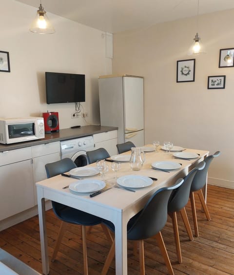 Les Belles Terrasses Dieppe ,3 appartements , LE VEGETAL de 1 à 8 personnes , LE TROPICAL de 1 à 6 personnes , LE FLORAL avec TERRASSE de 1 à 3 personnes , quartier calme au stationnement gratuit à coté de l'avenue verte Condo in Dieppe