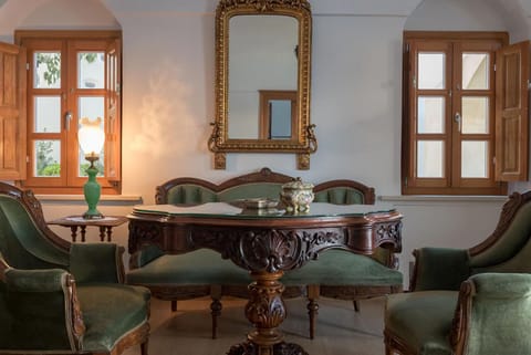 Casasantantonio 18th Century Luxury Mansion Apartment in Thera
