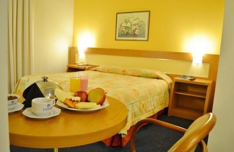 Bed, Photo of the whole room, Dining area, Continental breakfast