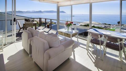 Balcony/Terrace, Seating area, Dining area, Sea view