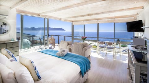 Natural landscape, View (from property/room), Balcony/Terrace, Dining area, Bedroom, Mountain view, Sea view